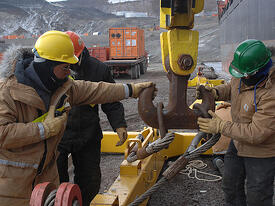 800px Cargo loading, Operation Deep Freeze 2007 070208 N 4868G 323