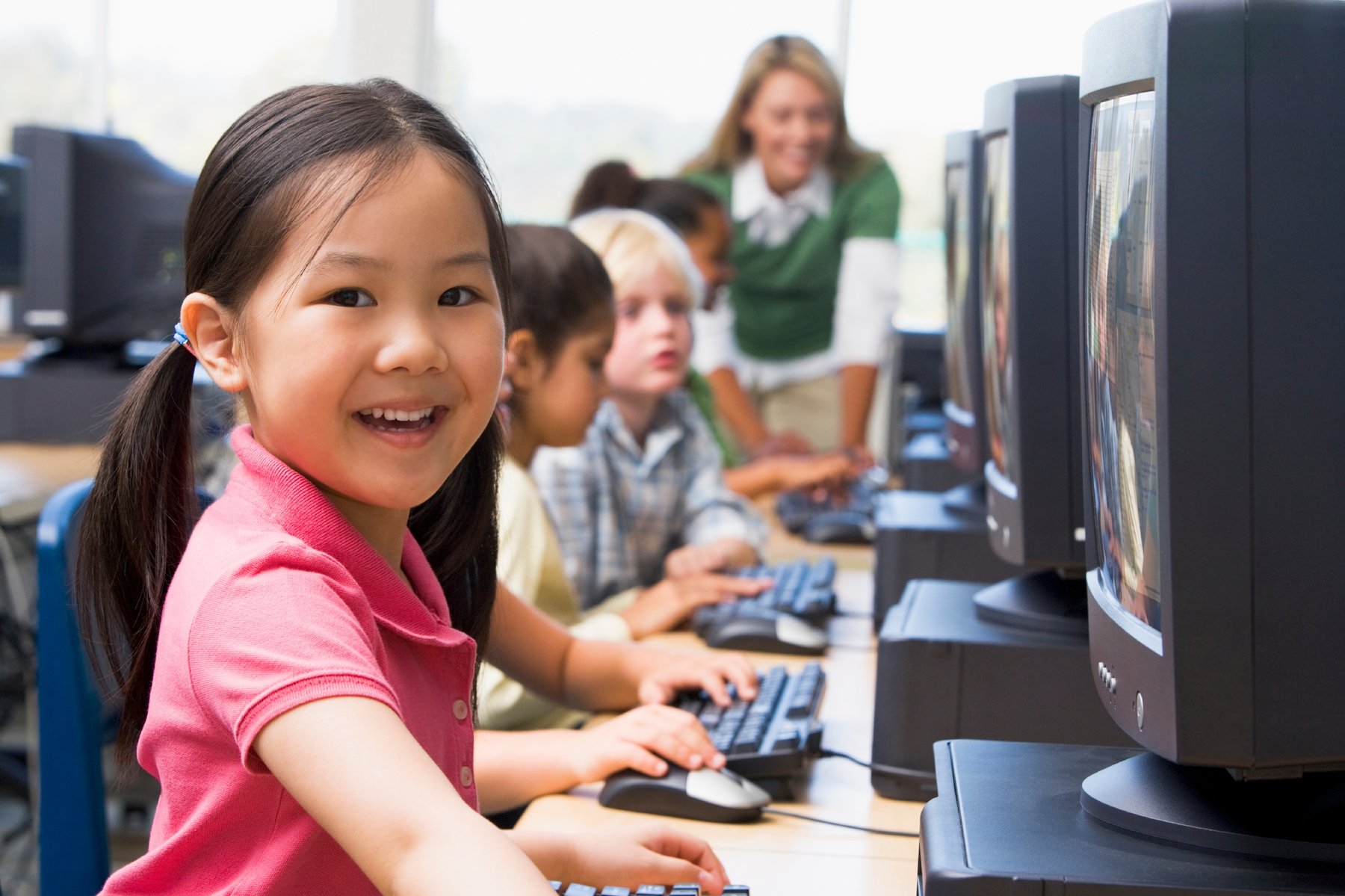 Компьютер для детей обучение. Компьютер для детей. Школьники и ИКТ. Ребенок за компьютером. Компьютер для школьника.